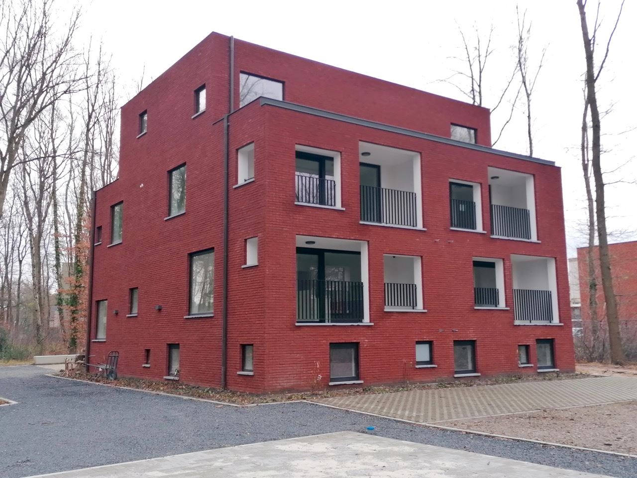 Genk, Busweg 3 bus 11 – Nieuwbouw-duplexappartement met 2 slaapkamers gelegen in een residentiële omgeving op wandelafstand van het centrum. foto {{pictureIndex}}