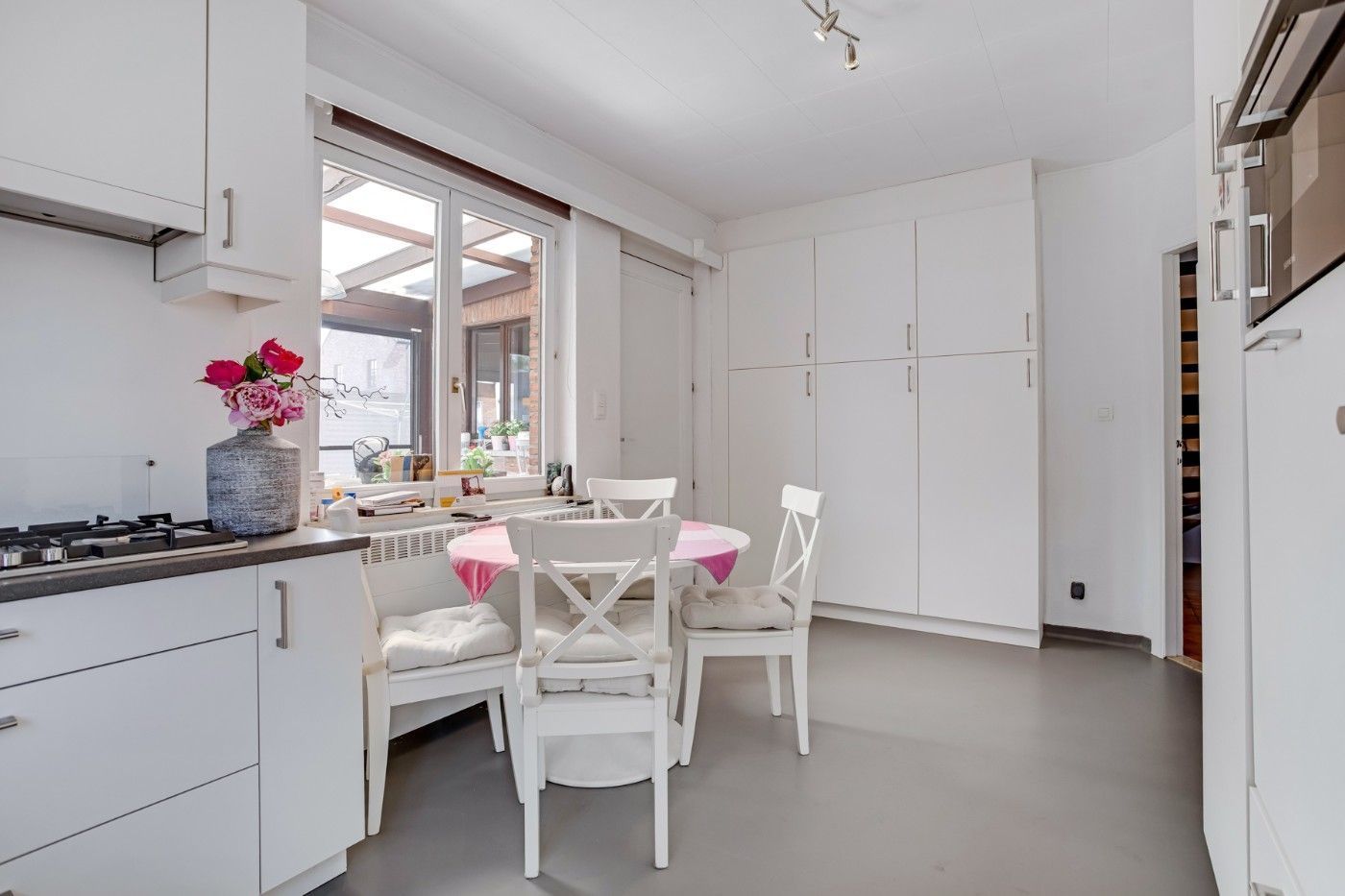 Vrijstaande, charmante woning met 3 grote slpk. en garage op 398 m² foto 12