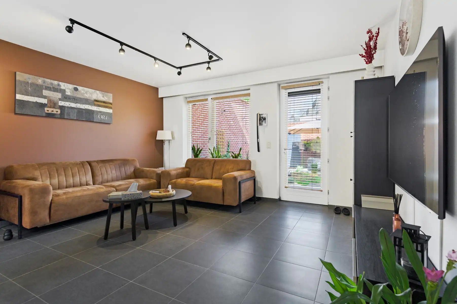 Recente woning op centrale ligging met garage foto 2