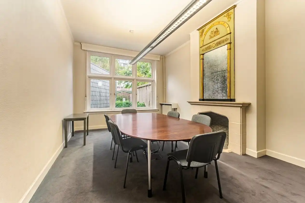 Karaktervol herenhuis uit 1874 op unieke historische locatie in Kortrijk foto 6