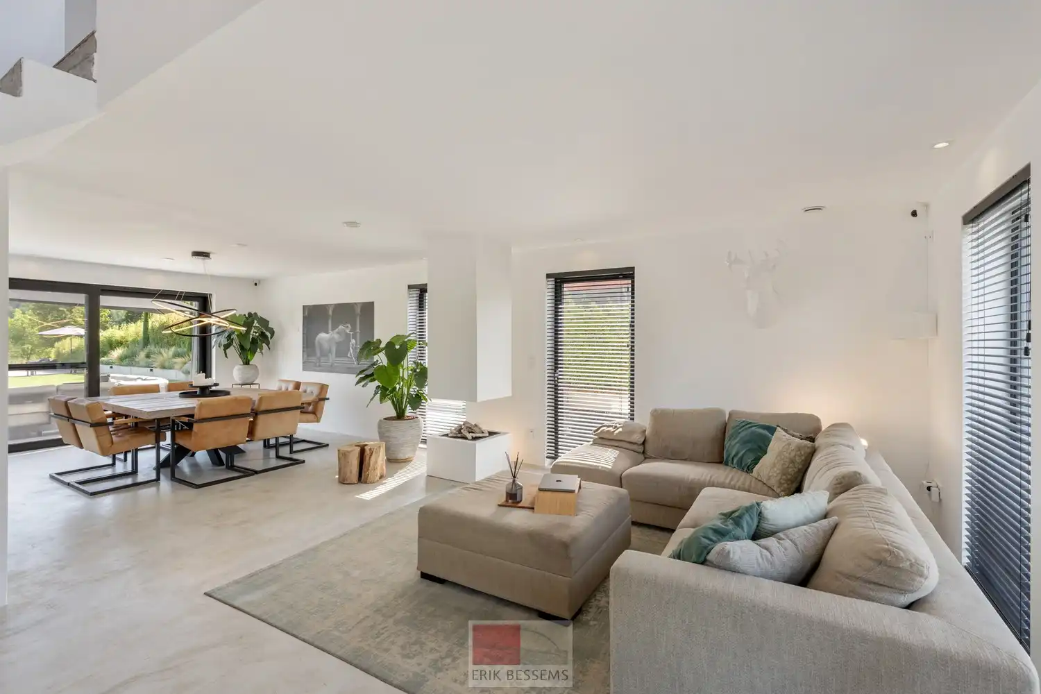 Op een royaal perceel van circa 910 m² ligt deze moderne en energiezuinige woning van circa 177 m² bewoonbare oppervlakte, met een weids panorama over het Limburgse Heuvelland. foto 8