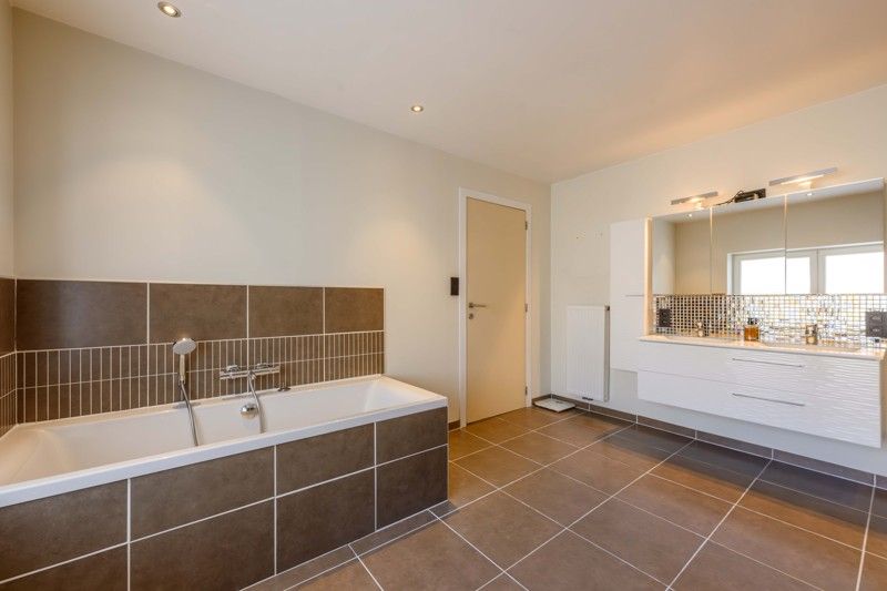 PERFECTE STARTERSWONING! Tot in de puntjes gerenoveerde woning nabij hartje Beveren-Leie! foto 18