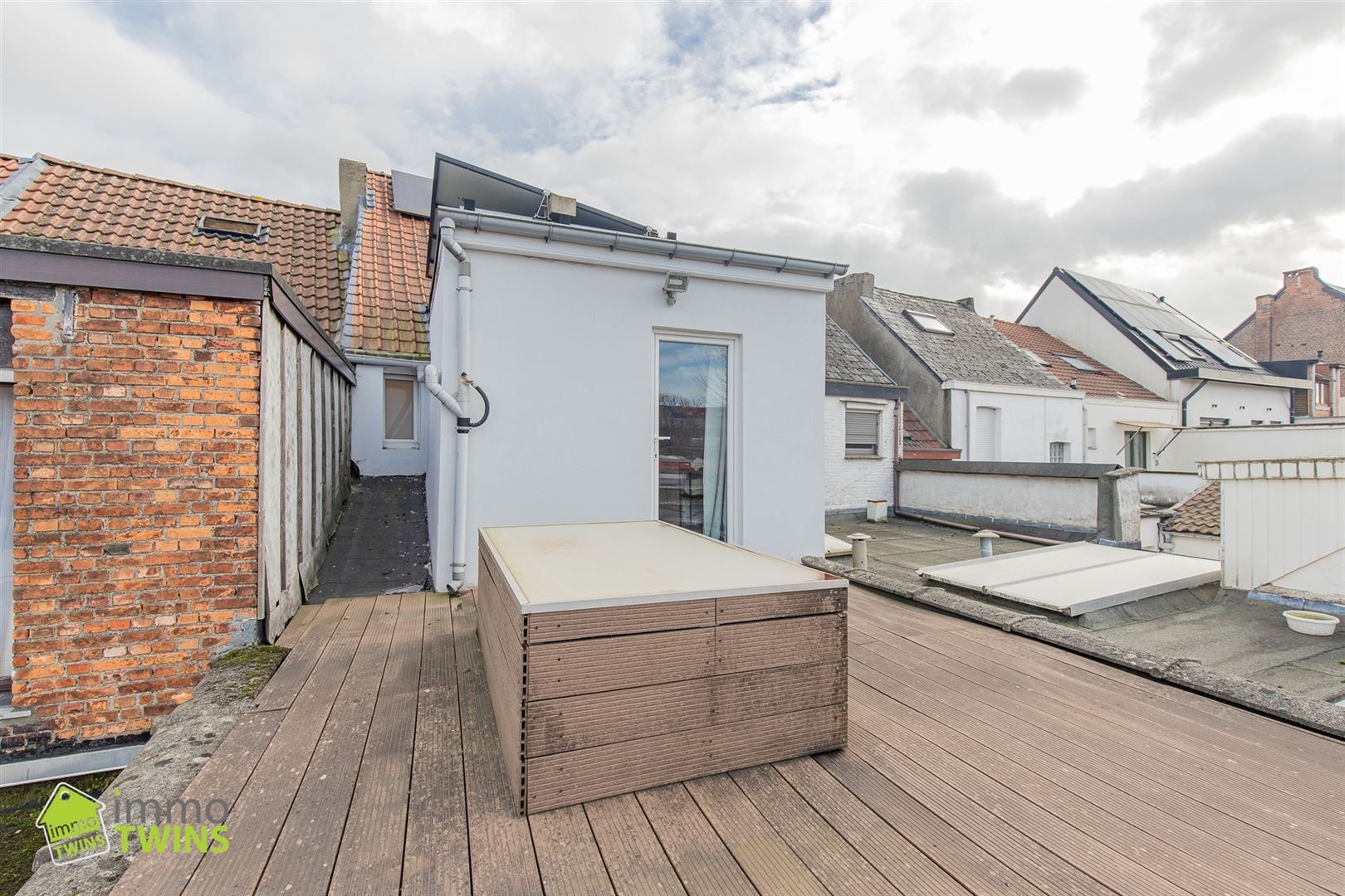 In een rustige maar toch centraal gelegen straat ontdekken we deze volledig instapklare, verrassend ruime en bijzonder energiezuinige woning foto 17