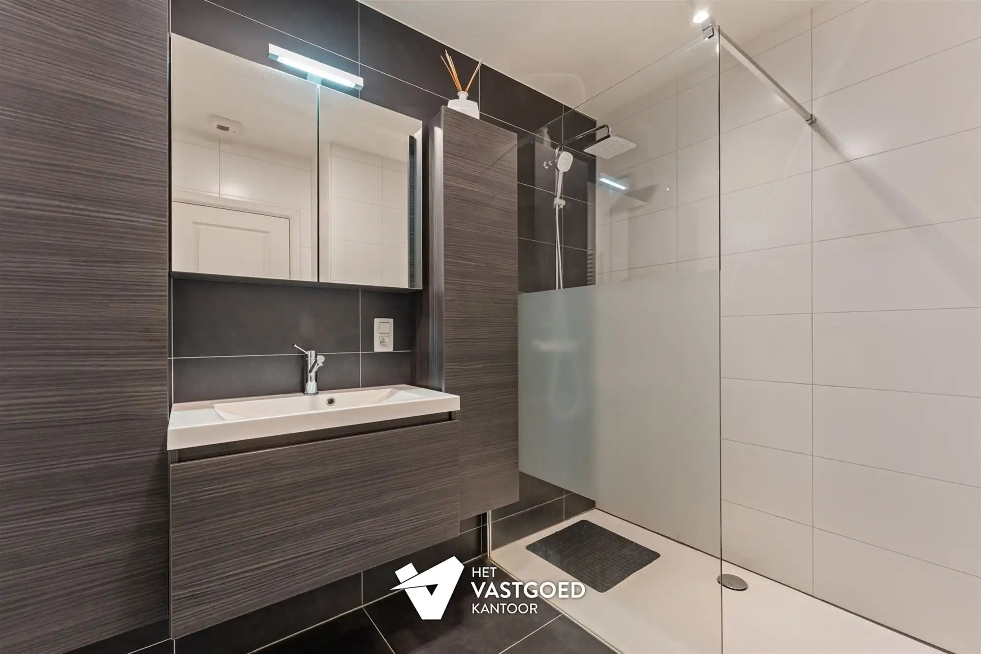 ZEER RUIM DUPLEX APPARTEMENT (158M²) MET 3 SLAAPKAMERS EN ONDERGRONDSE STAANPLAATS MET BERGING TE TESSENDERLO foto 19