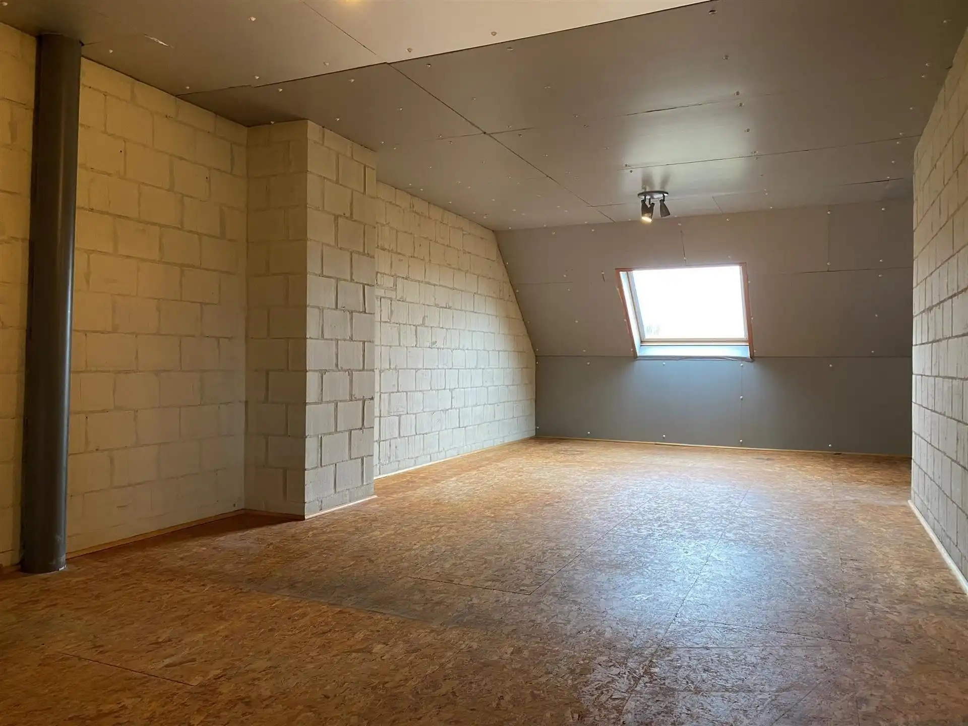 Halfopen woning met 4 slaapkamers en 2 badkamers. foto 31