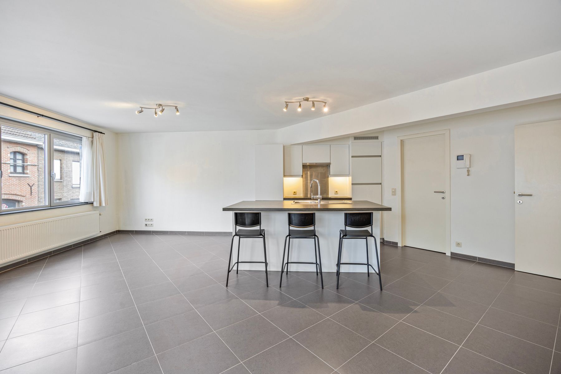 Instapklaar appartement met 2 kamers, staanplaats en terras foto 4