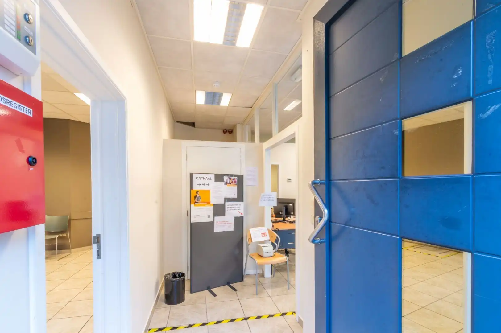 Recent en lichtrijk handels-/kantoorgelijkvloers ! (EPC: B) foto 4