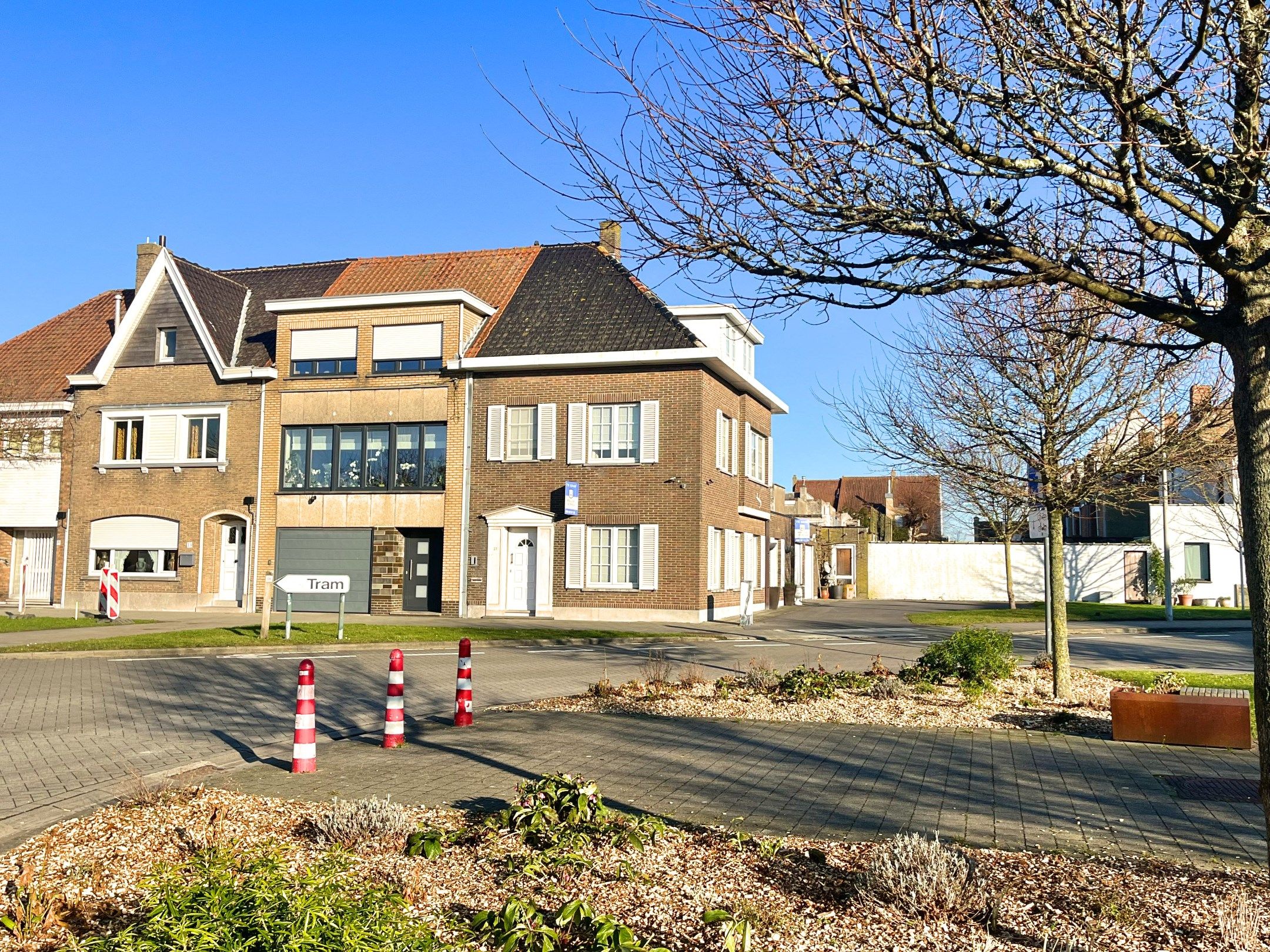 Hoofdfoto van de publicatie: Grote hoekwoning met 2 garages te Zeebrugge