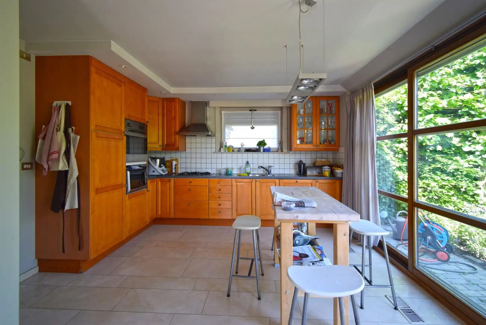 RESIDENTIEEL GELEGEN VILLA MET RUIME TUIN EN OPRIT  foto 5
