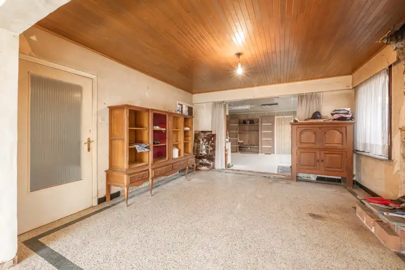 🏡 Te renoveren HALFOPEN woning met 3 slaapkamers, grote garage met uitweg achteraan TE KOOP in het hartje van Sint-Baafs-Vijve! foto 4