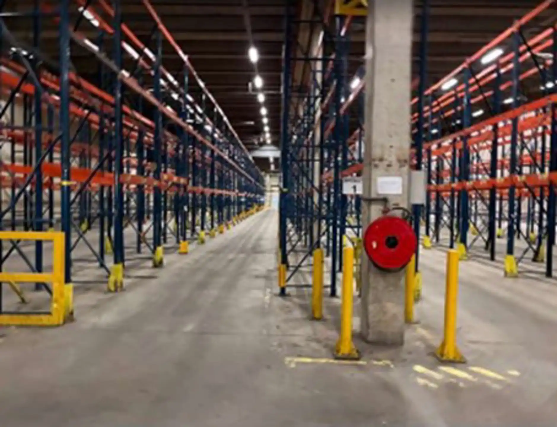 Magazijn 6.842m²  met minimum 7 laadkades  en een extra  ruime parking te huur foto 11