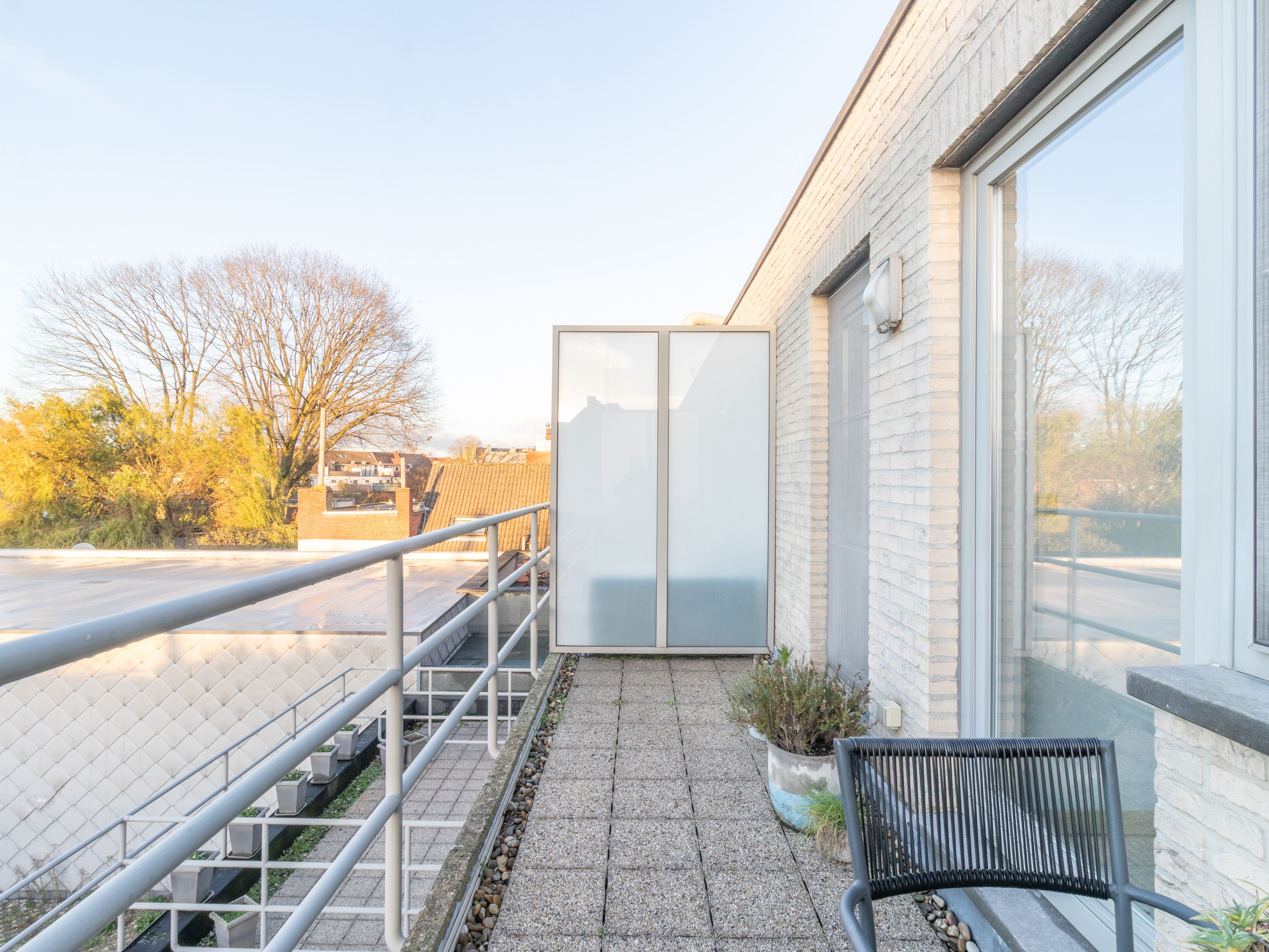 Licht appartement met twee terrassen en autostaanplaats foto 14