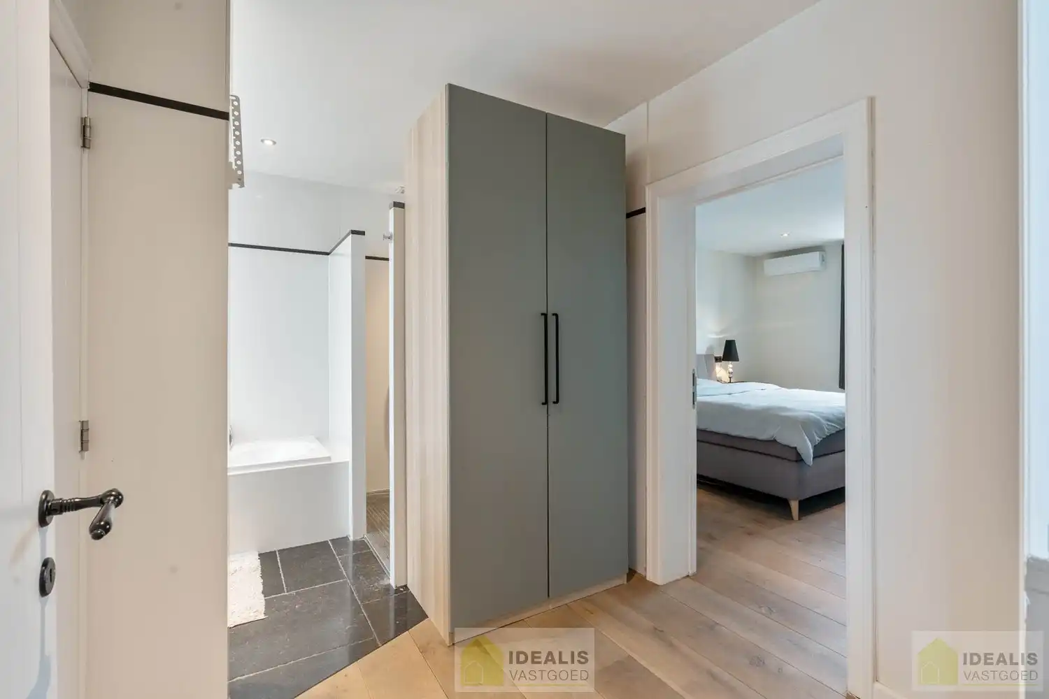 IDEALIS VASTGOED - Gerenoveerd duplex appartement gelegen op het Itterplein in het Brouwershof, kortom wonen op een unieke locatie in een pand met een rijke geschiedenis!! Dit ruime duplexappartement omvat maar liefst ca.155m² bewoonbare oppervlakte en voorzien van een ruime woonkamer met aansluitend keuken, badkamer voorzien van bad en douche, 3 slaapkamers en ruim dakterras. Uiterst geschikt voor kandidaten op zoek naar een instapklaar duplex appartement op een toplocatie midden in hartje Opitter, Bree! foto 14