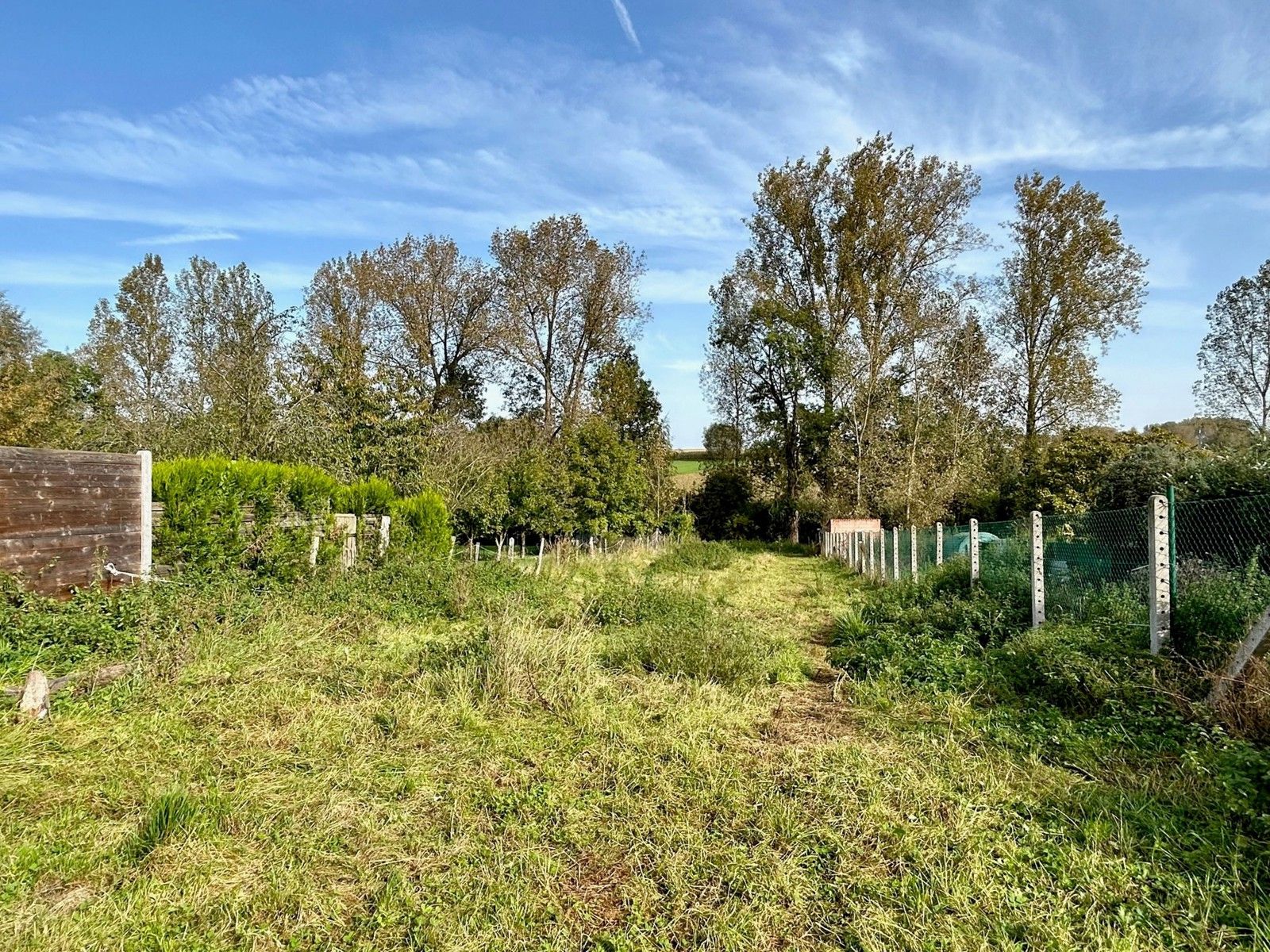 Mooi perceel bouwgrond van 10a met groene verzichten! foto {{pictureIndex}}