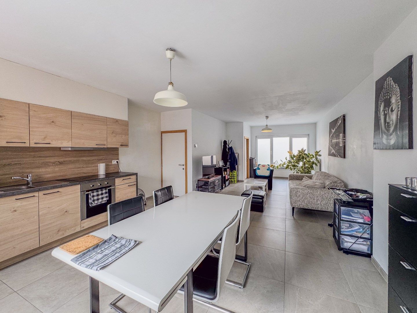 Ruime rijwoning met 3 slaapkamers en grote garage. foto 4