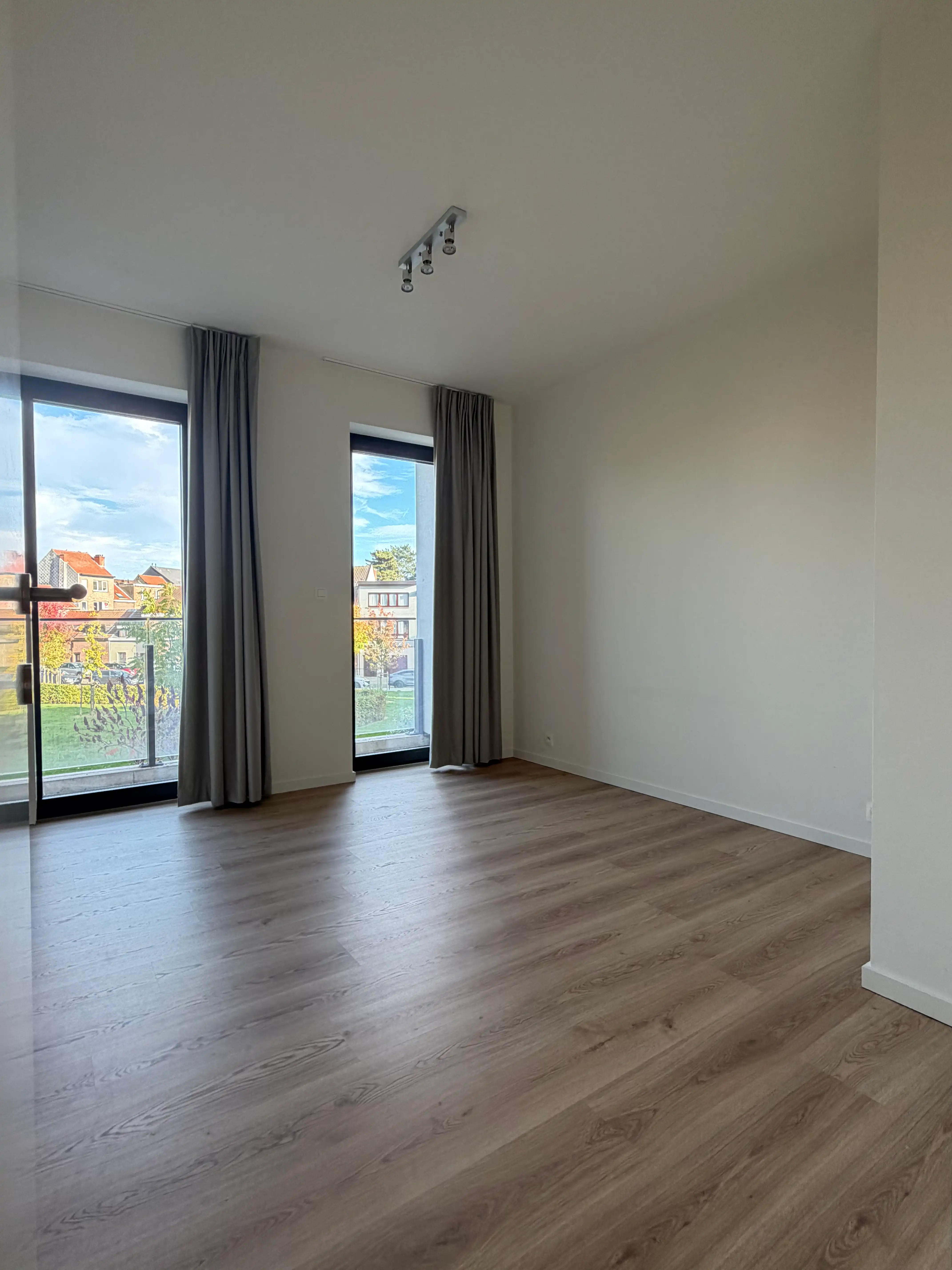 Ruim en lichtrijk 2-slaapkamerappartement met terras, extra brede staanplaats en berging! foto 12
