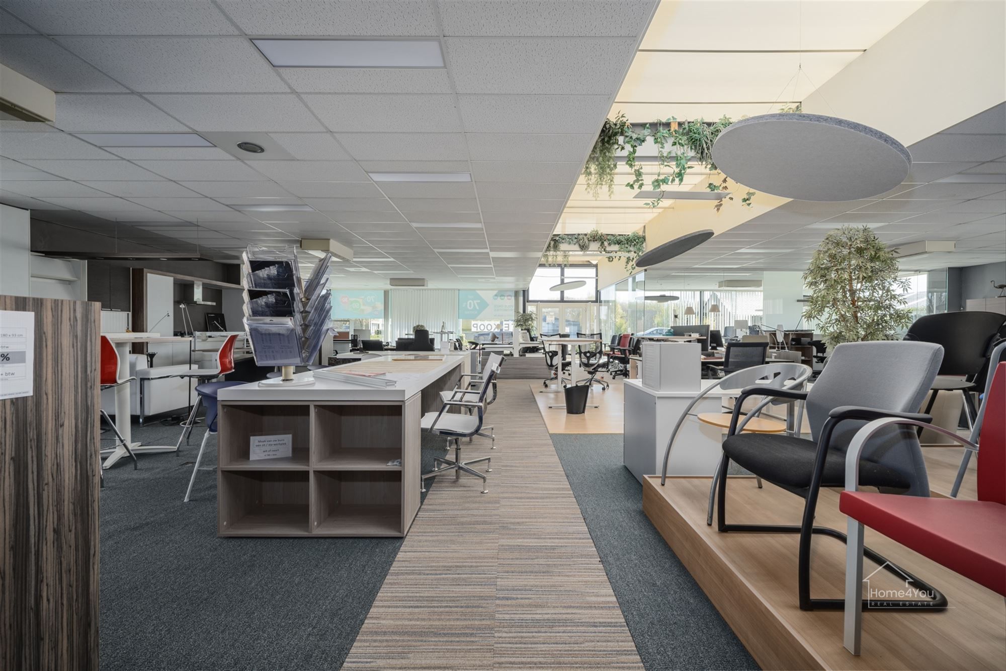  Multifunctioneel bedrijfsgebouw met toonzaal, magazijn, kantoren én woonst op toplocatie. foto 3