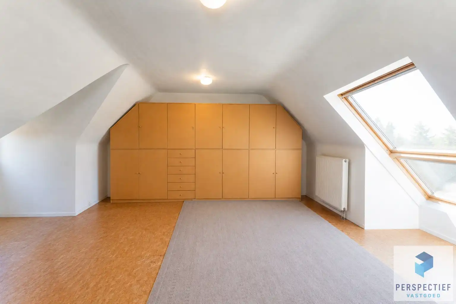 Ruime, instapklare woning met 4 slaapkamers, garage en magazijn op 970 m² foto 25