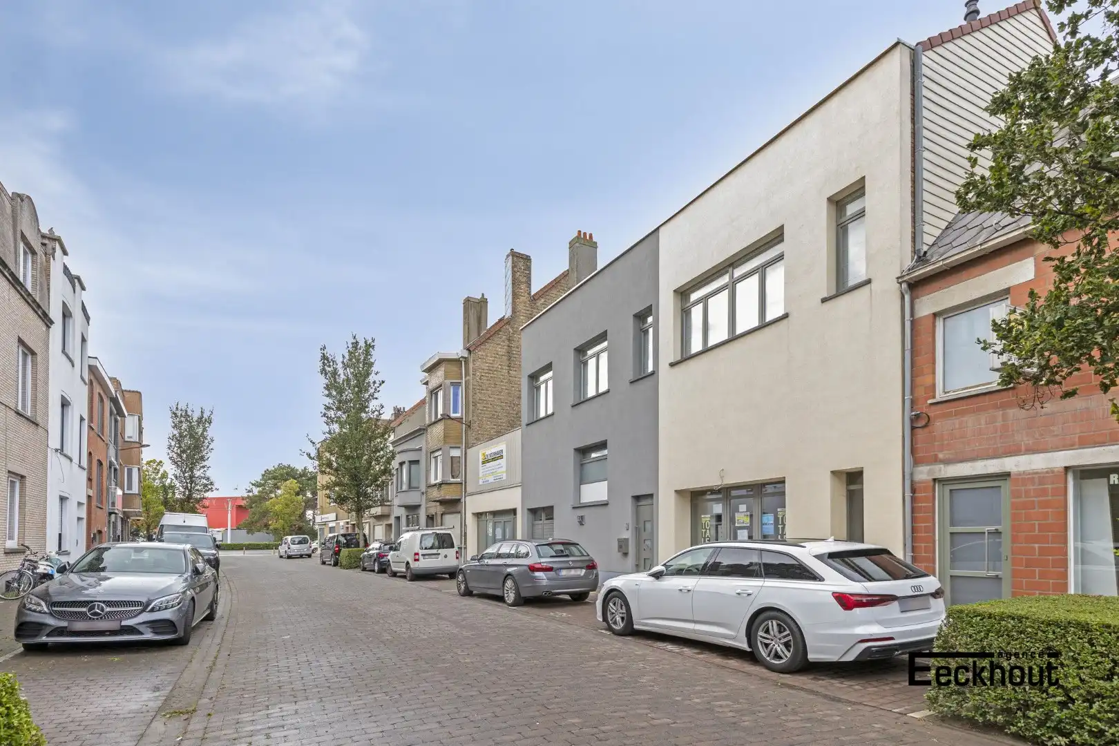 Zeer ruim (445 m²) handelspand met magazijn met tal van mogelijkheden in de Vuurtorenwijk te Oostende! foto 3