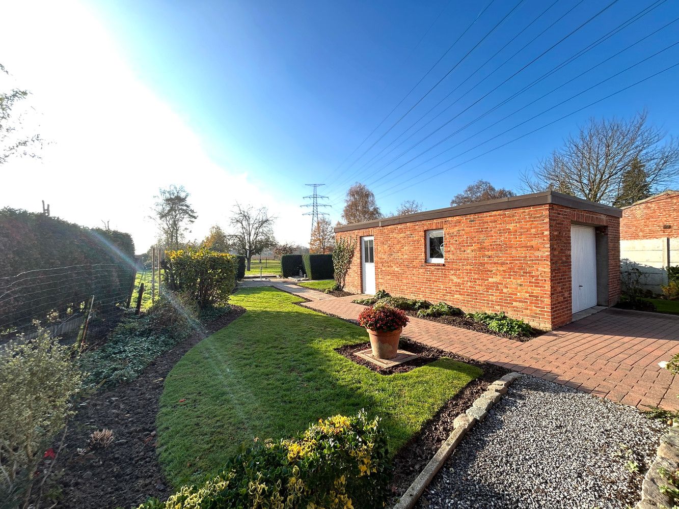 Degelijke, te renoveren half open bebouwing op ruim perceel. foto 6