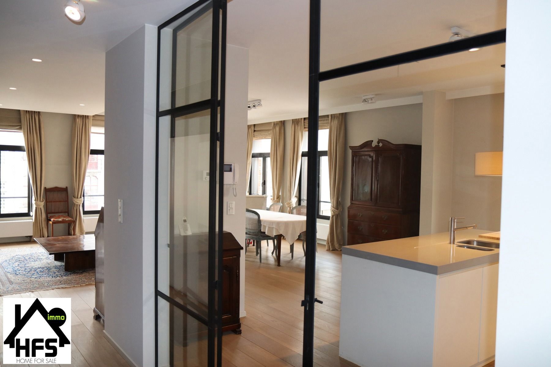 App op topligging op de Ijzerenleen met zicht op de historische gebouwen en Sint Rombouts toren foto 5