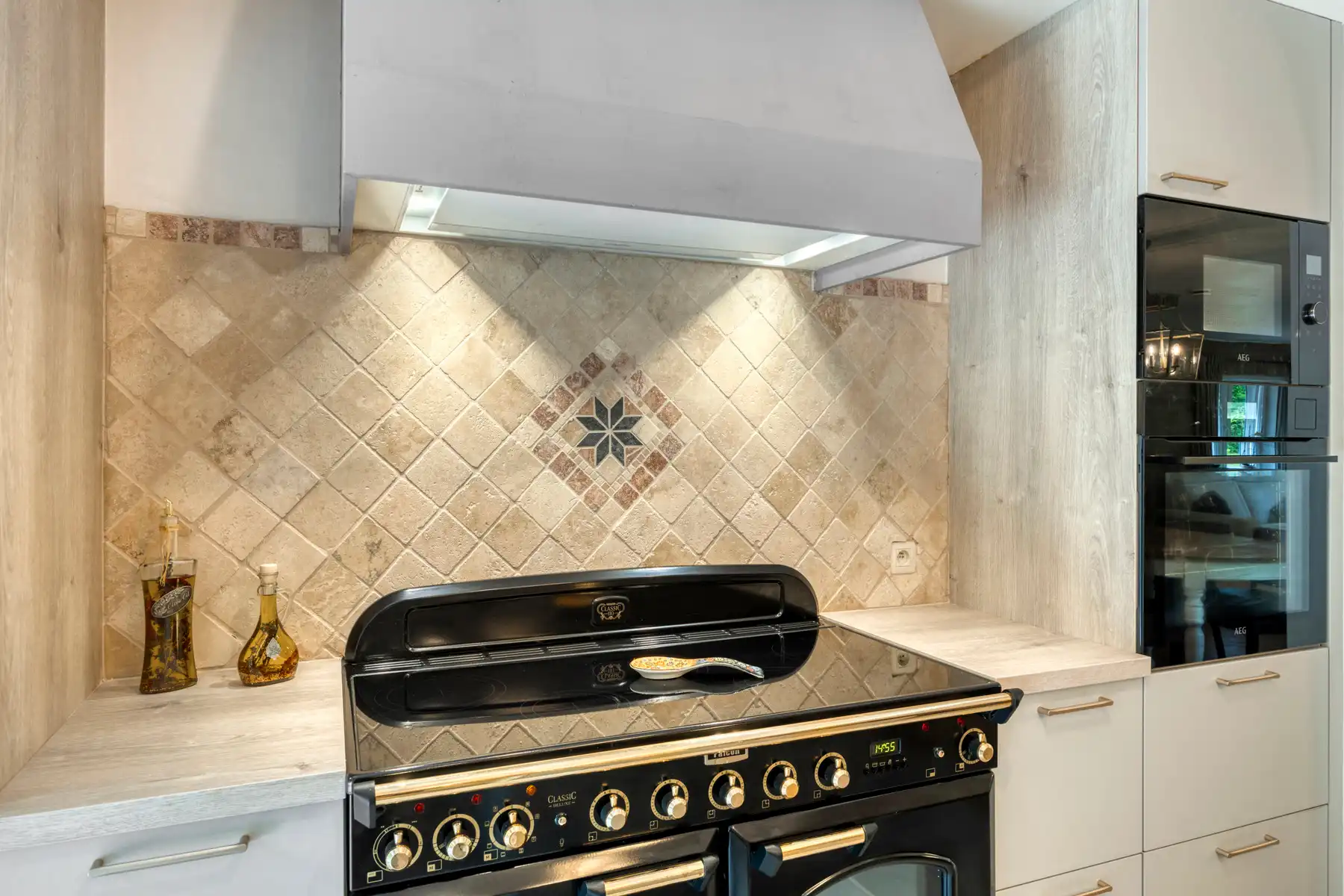 Zeer ruime gerenoveerde woning (± 398 m²) op een perceel van ± 60 are in het prestigieuze Bois de Strihoux foto 10