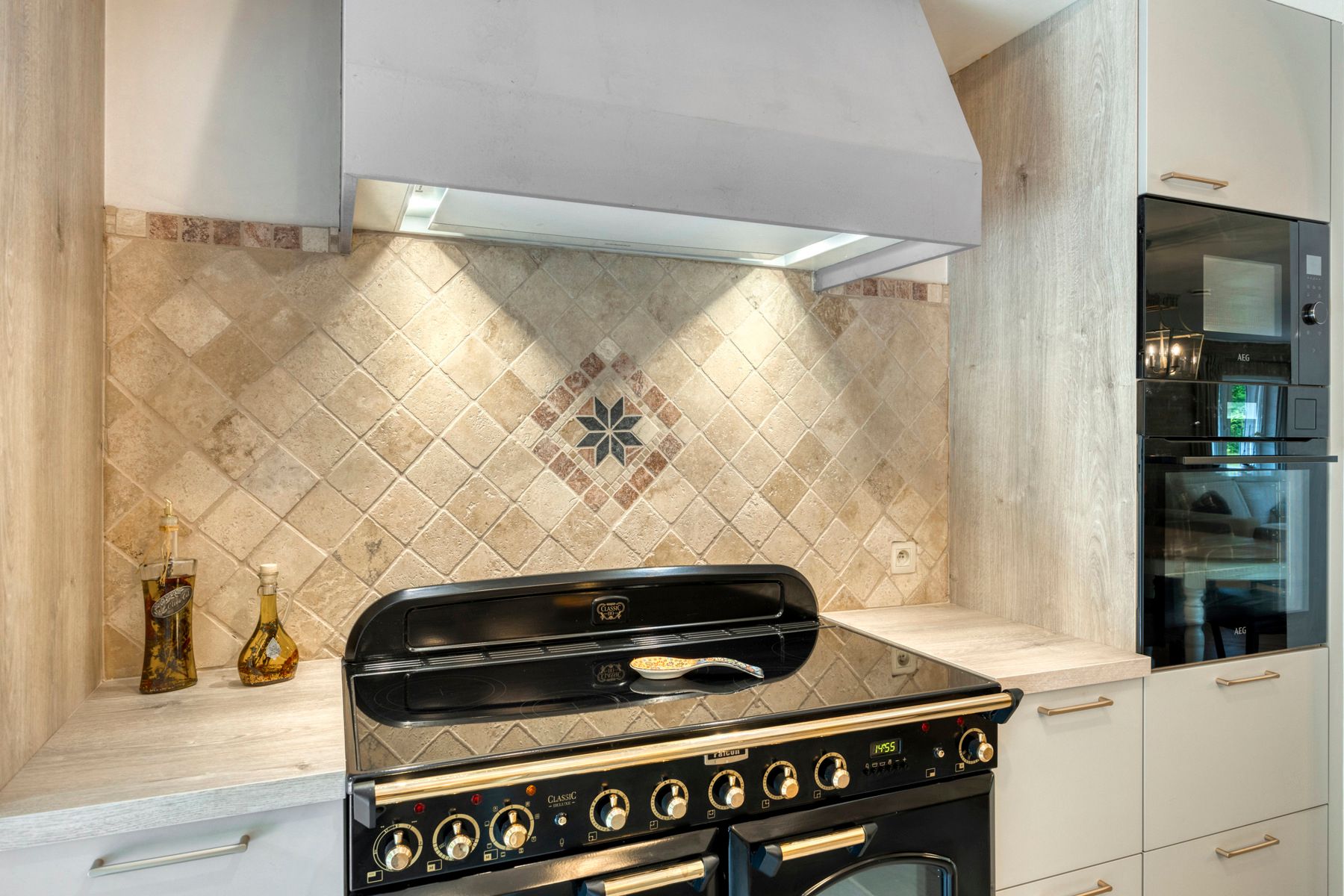 Zeer ruime gerenoveerde woning (± 398 m²) op een perceel van ± 60 are in het prestigieuze Bois de Strihoux foto 10