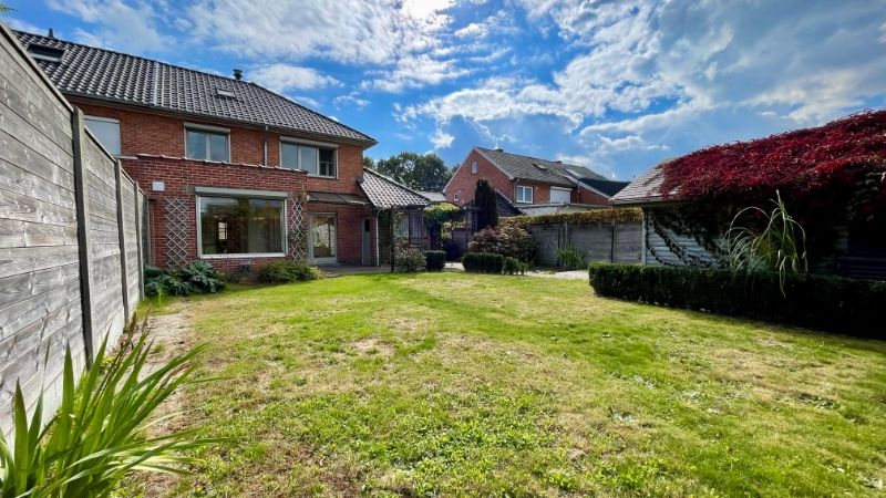 Charmante woning met garage en tuin foto 19
