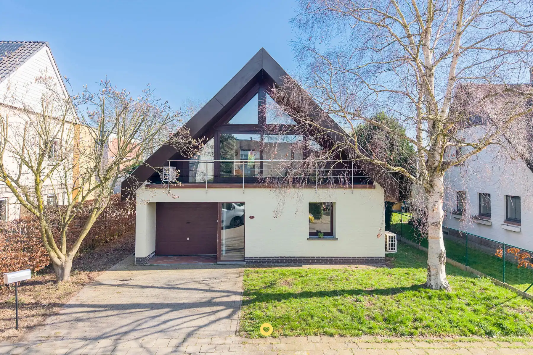 Op te frissen villa met 3 slaapkamers en leuke tuin foto {{pictureIndex}}