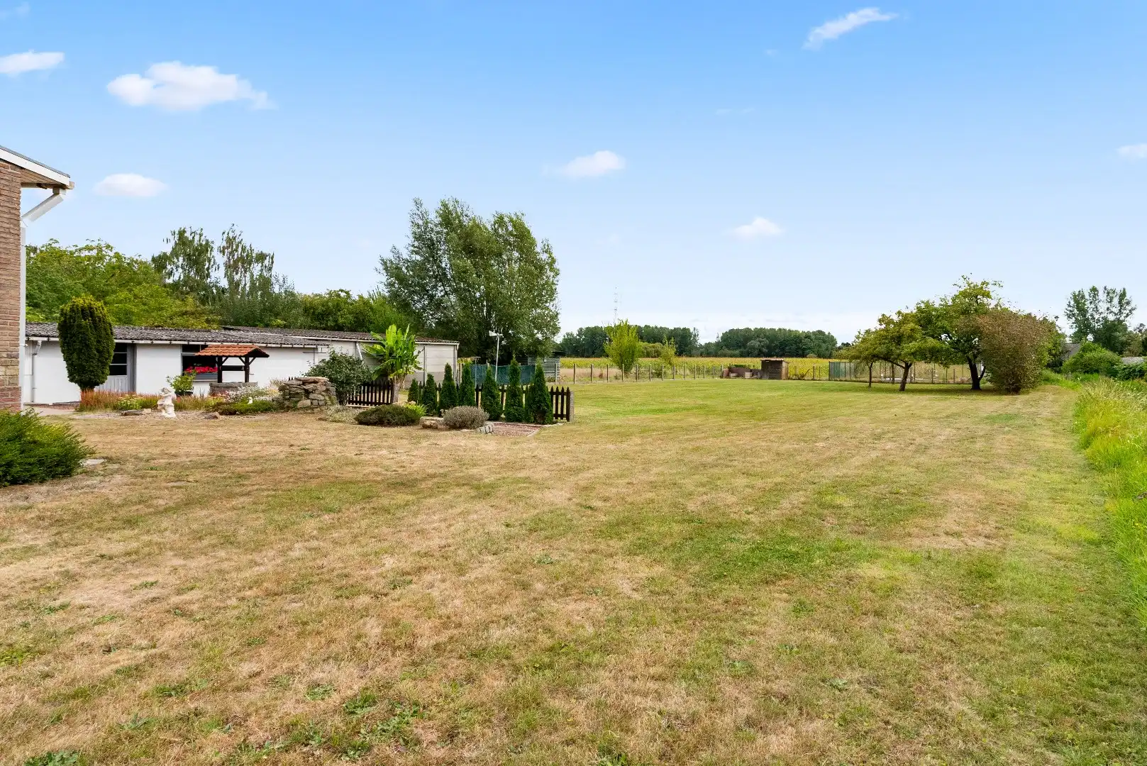 Open bebouwing op topligging met 3 slaapkamers en prachtige tuin foto 22