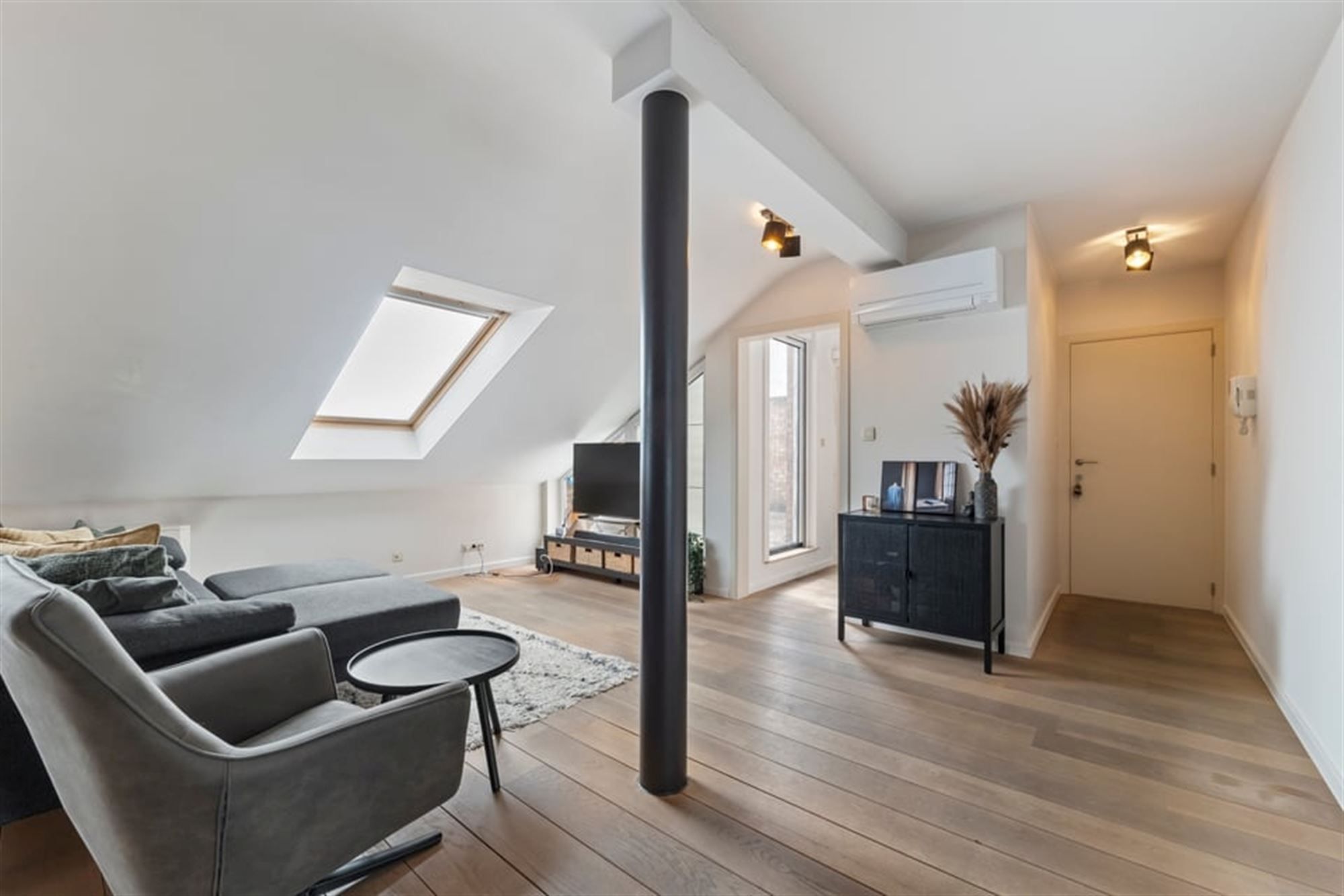 GEZELLIG 2 SLK APPARTEMENT MET STAANPLAATS IN HET CENTRUM VAN SINT-TRUIDEN  foto 5