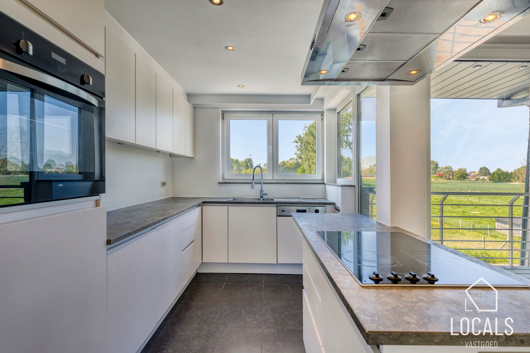 Instapklaar duplexappartement met 2 terrassen, 2 garageboxen foto 9