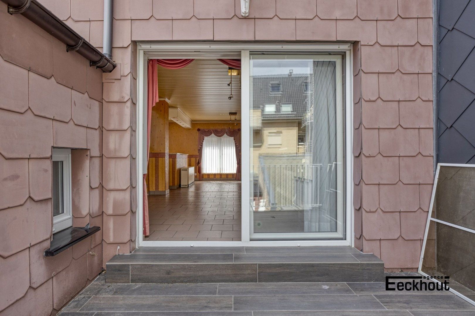 Ruime rijwoning met garage en zonnige koer op een boogscheut van het strand foto 6
