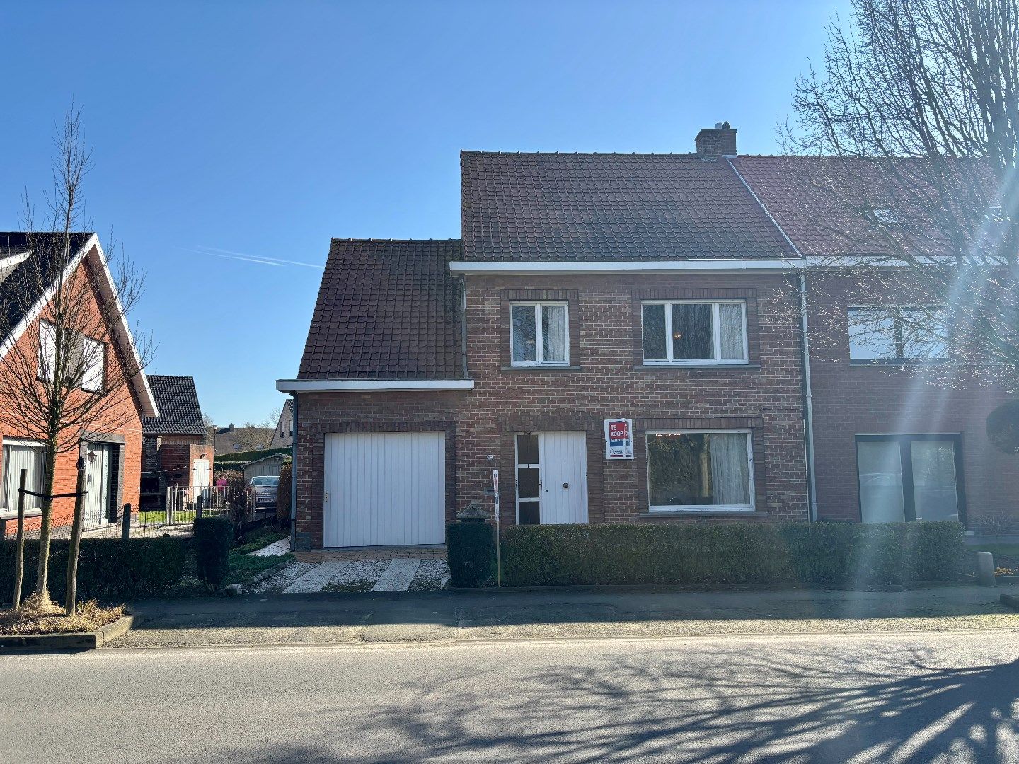 Ruime en kloeke halfopen woning met zonnige tuin. Opp:555m². foto 4