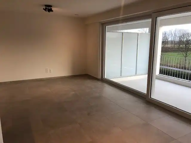 APPARTEMENT MET TERRAS EN AUTOSTAANPLAATS TE HUUR IN MOERBEKE foto 3