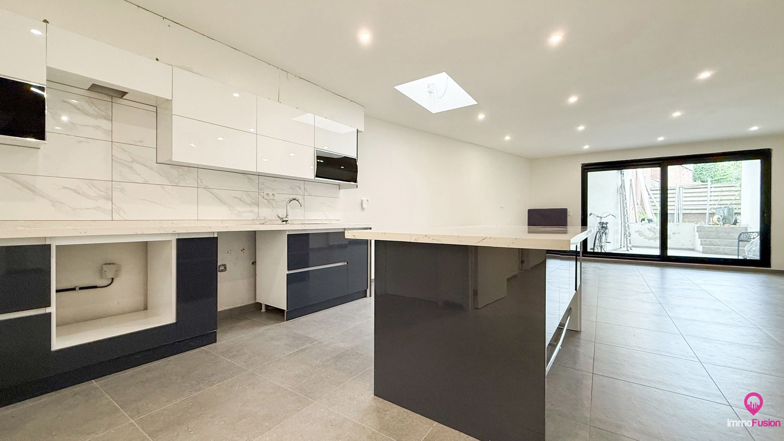 Gelijkvloers appartement met terras en kelder in hartje Zolder! foto 9