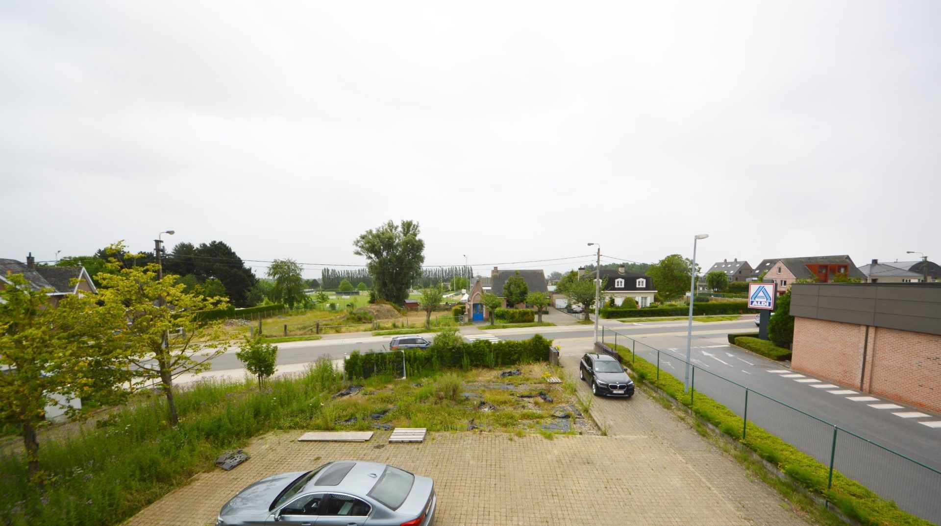 OPMERKELIJK MULTIFUNCTIONEEL BEDRIJFSGEBOUW MET VEEL PARKING foto 3