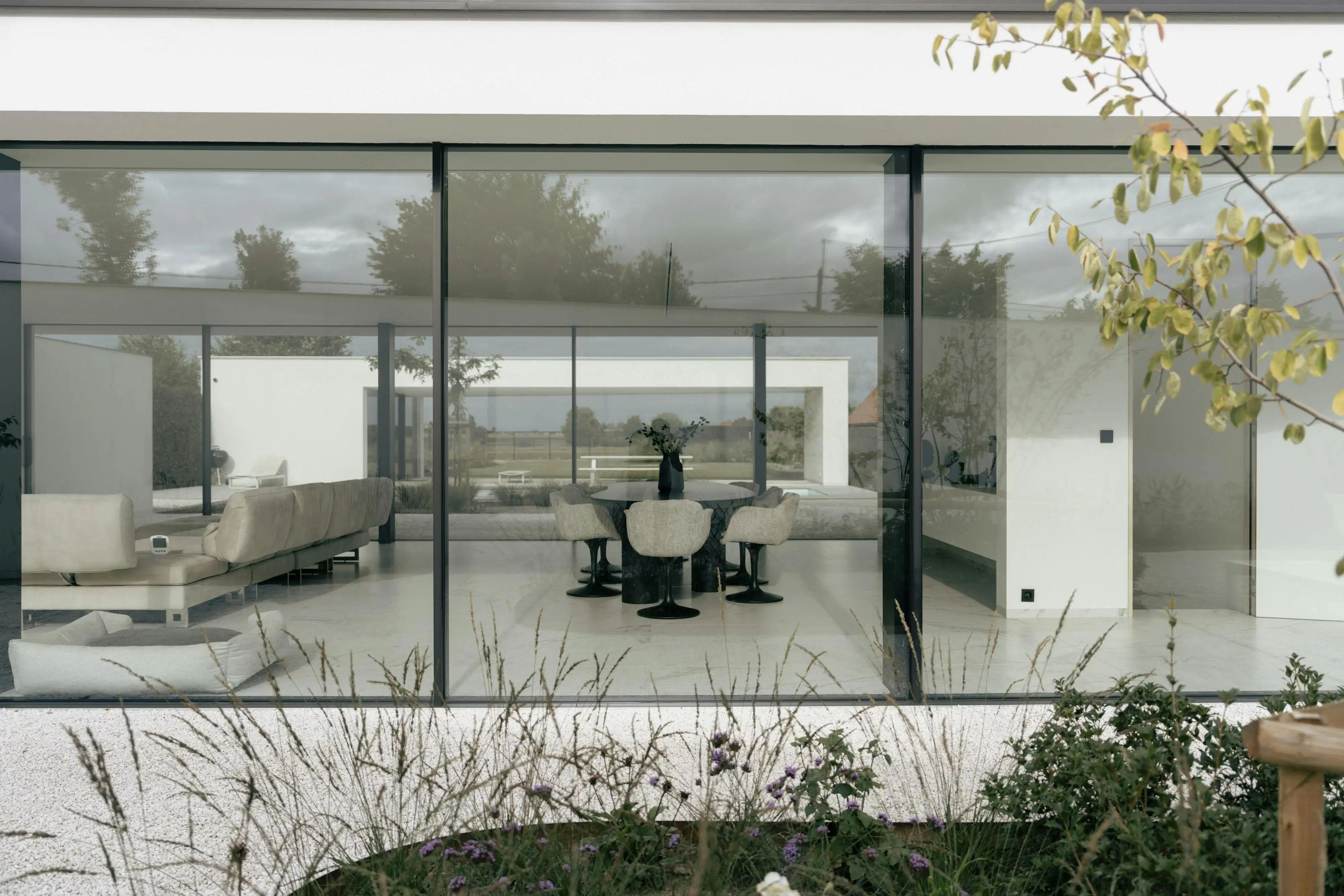 Hypermoderne strakke villa met zwembad nabij Roeselare foto 10