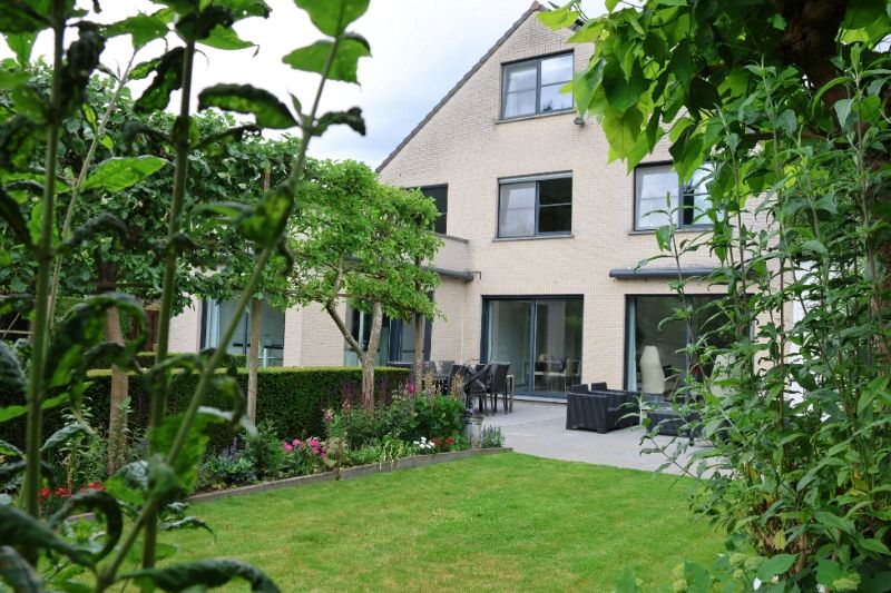 EXCLUSIEF PERFECT AFGEWERKTE MODERNE VILLA (330m²) OP TOPLOCATIE EN PRACHTIGE TUIN foto {{pictureIndex}}