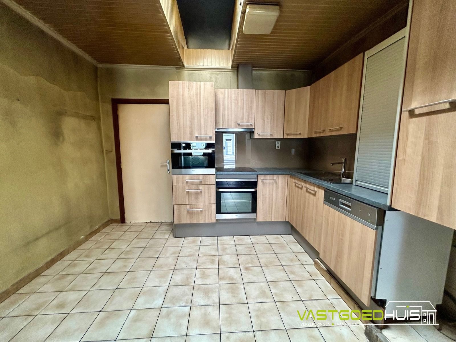 Te renoveren gezinswoning met garage en tuin foto 6