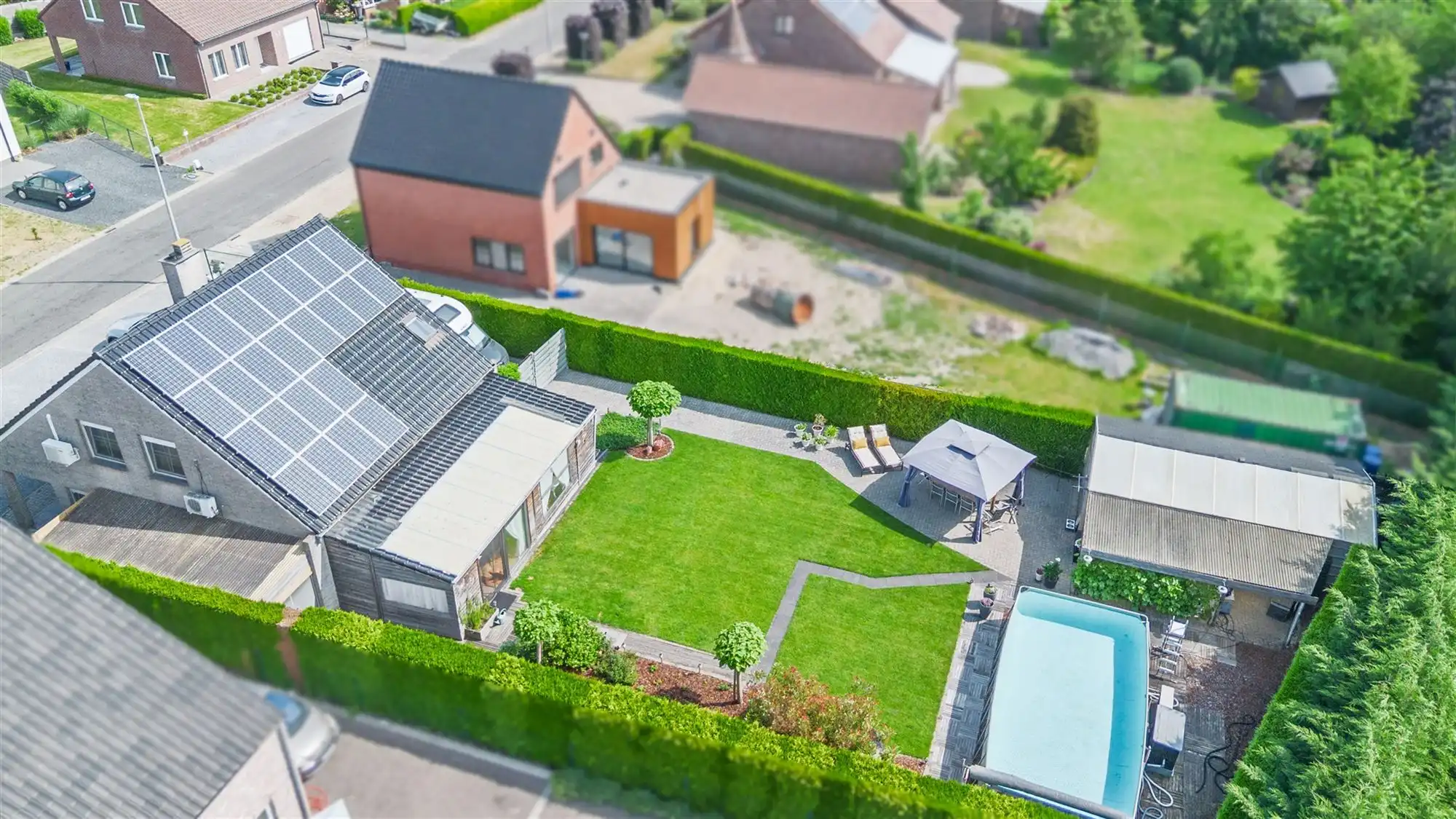Vrijstaande woning op 763 m² met veranda en zonnige tuin  foto {{pictureIndex}}