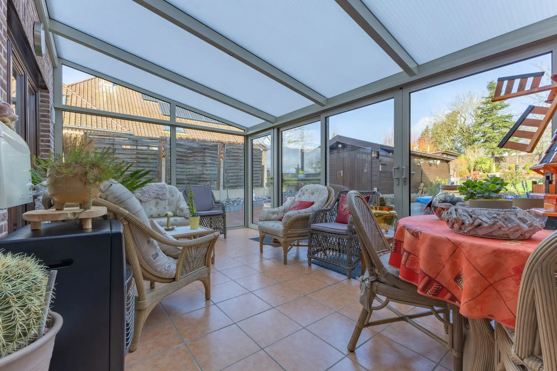 Goed onderhouden woning met prachtige tuin foto 12