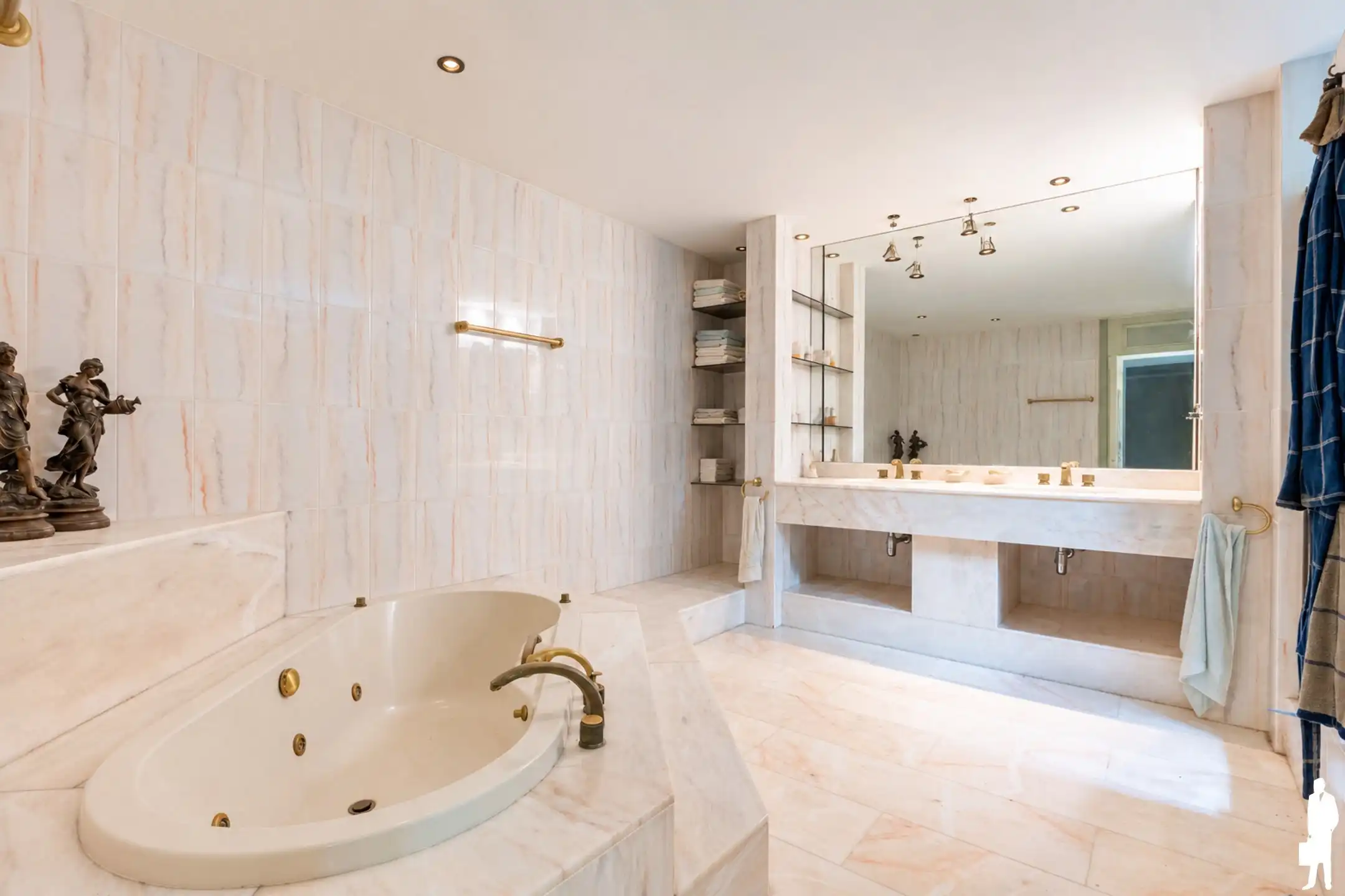 Renovatieproject op uitzonderlijk perceel van ca. 8.300 m² foto 17