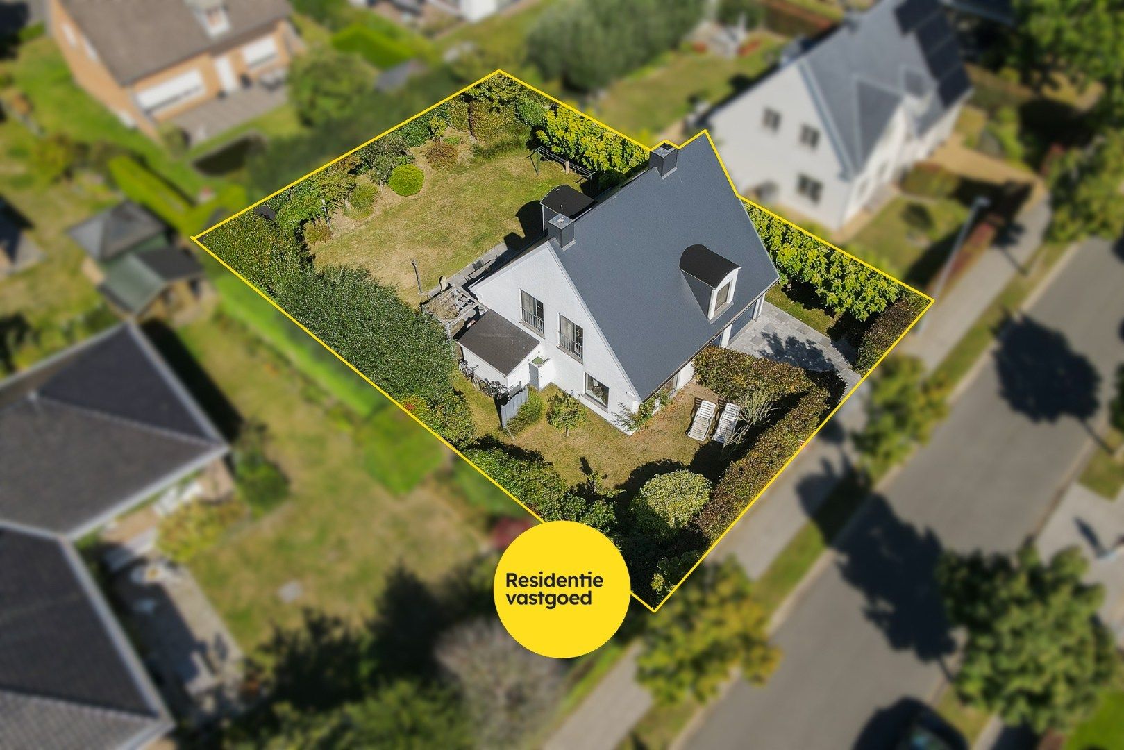 Charmante villa met 5 slpks en mooie tuin te Sint-Kruis foto {{pictureIndex}}