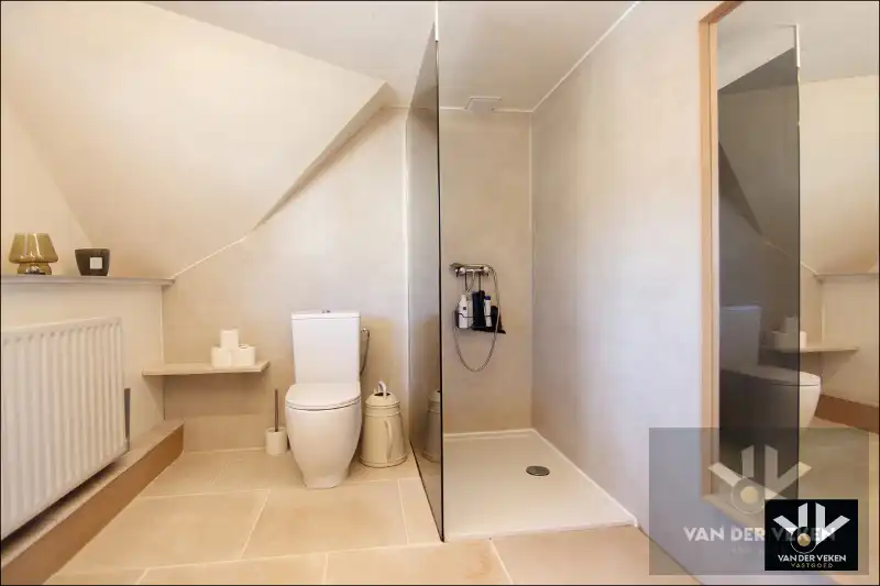 Stijlvolle, ruime en grotendeels gerenoveerde gezinswoning eenvoudig aan te passen naar EPC C vlak aan het cetrum foto 16