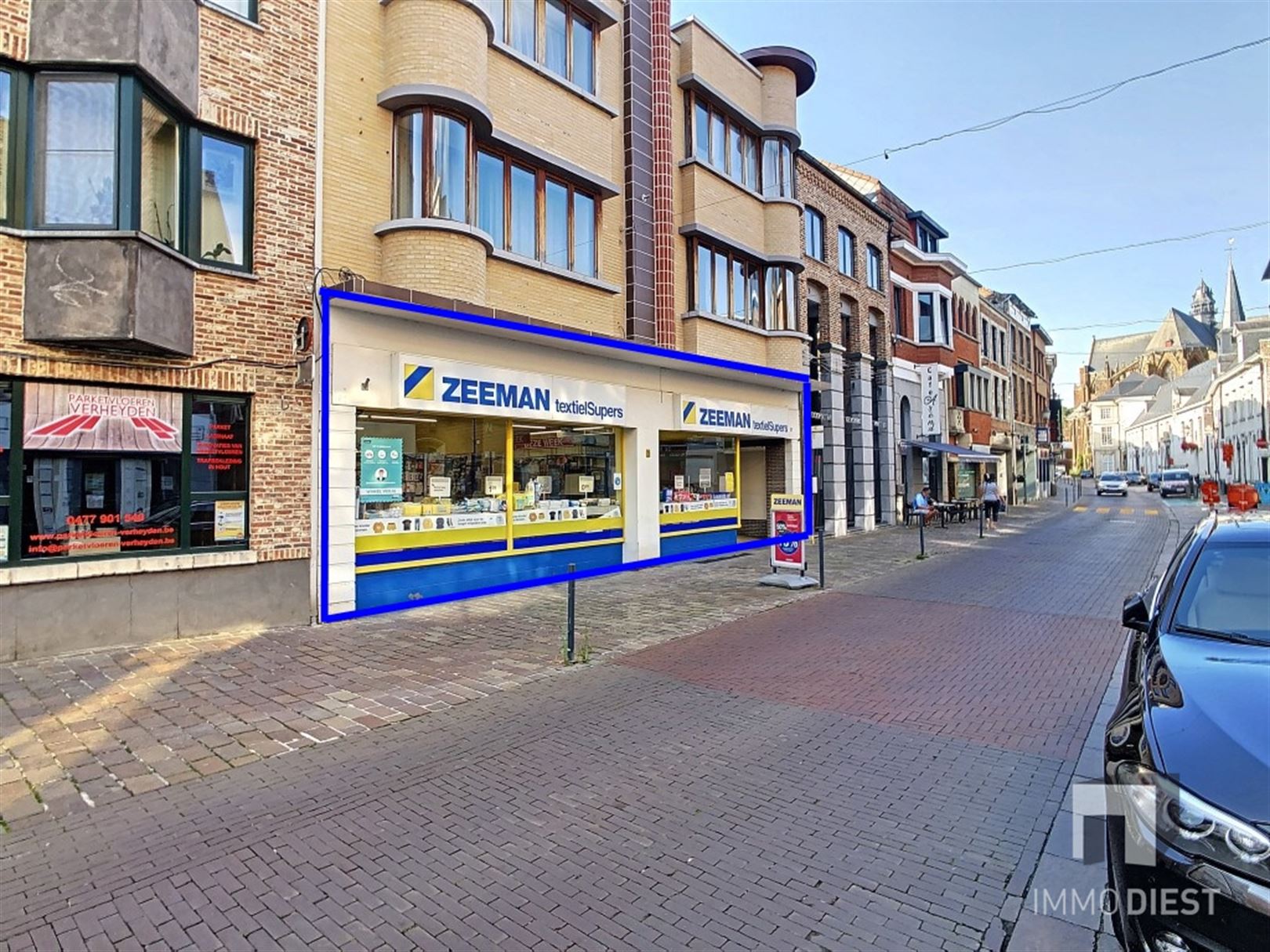 Handelsgelijkvloers met ca 260m² winkelruimte foto 2