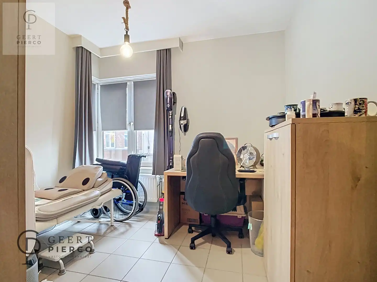 Aan Sint-Anneke 26 bus 101 te Sint-Truiden treffen we dit ruime appartement met drie slaapkamers, twee badkamers en kelder. De centrale ligging (200m van Grote Markt) zorgt voor een optimaal bereik van winkels, station, scholen en eveneens de groene omgeving van de stadsvesten en het stadspark. foto 19