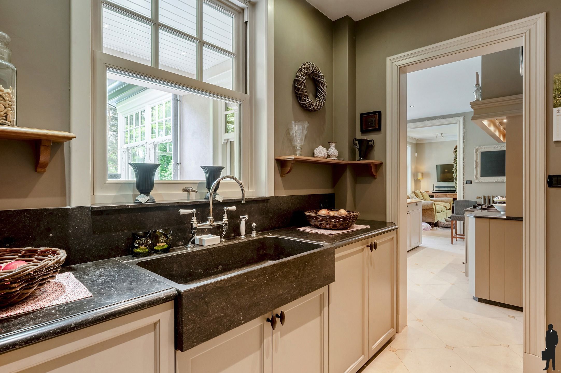 Exclusieve en uniek gelegen Engelse cottagevilla met orangerie, zwembad en aanpalende bouwgrond op ca. 1,9 ha in bosrijke omgeving. foto 6