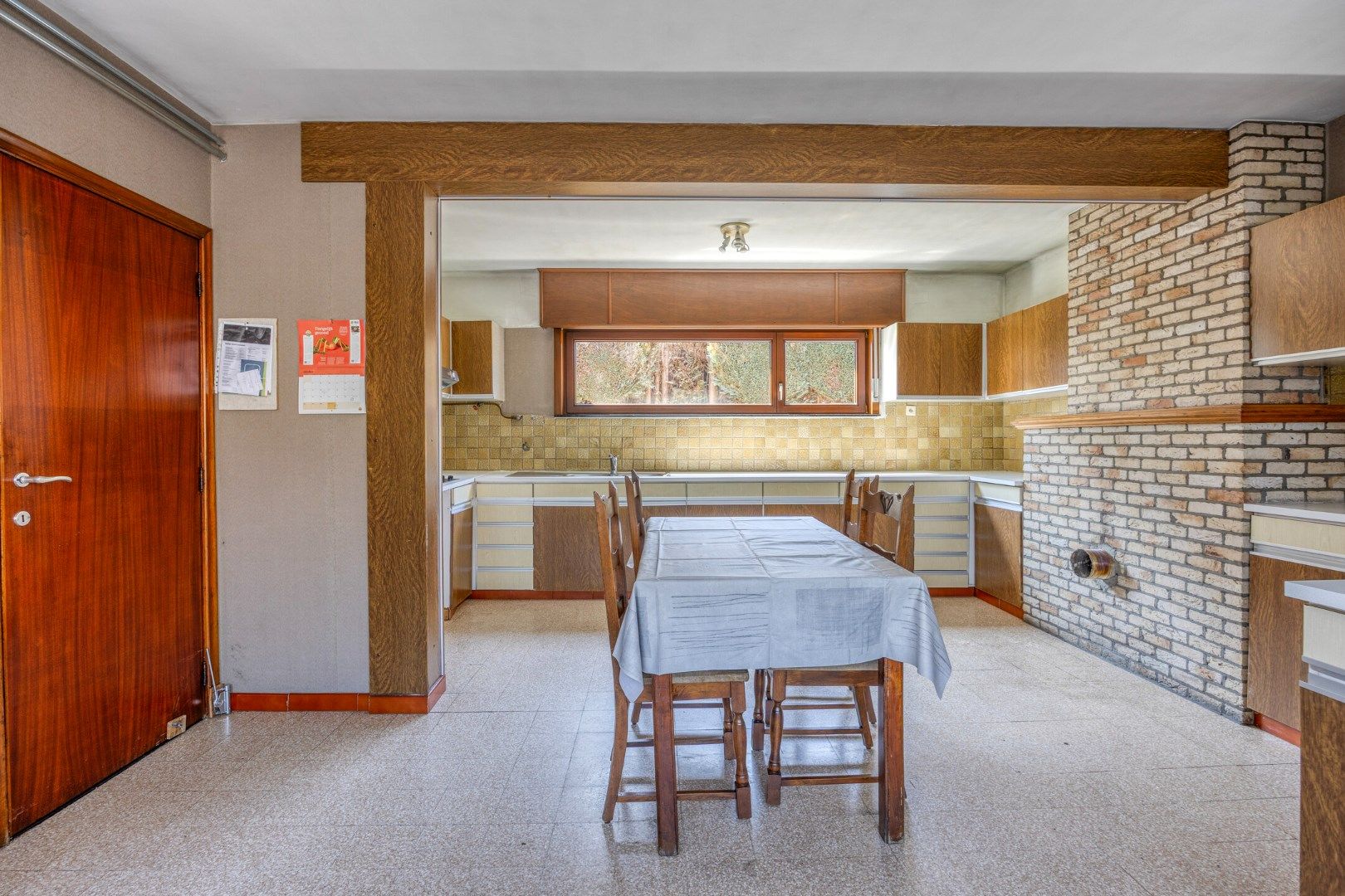 Ruime op te frisse woning op een perceel van 2.210 m² ! foto 8
