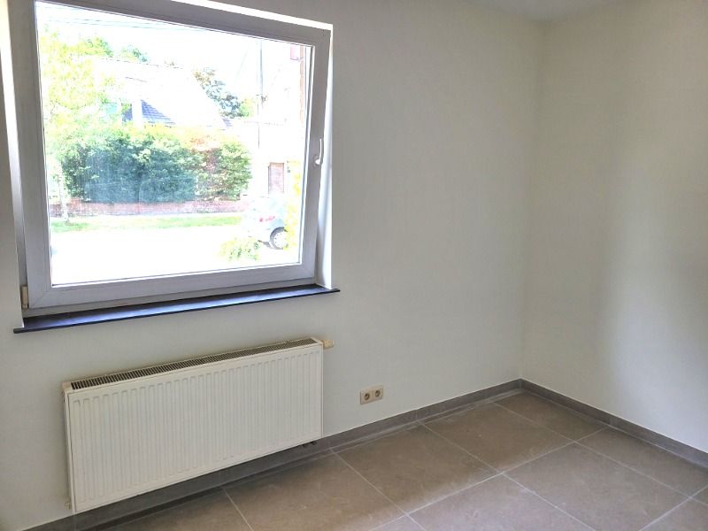 Roeselare - Beveren : gerenoveerd gelijkvloers appartement met 2 slpks bewoonbare opp. 90 m² met tuin samen 430 m².  Wordt volledig geschilderd. foto 12